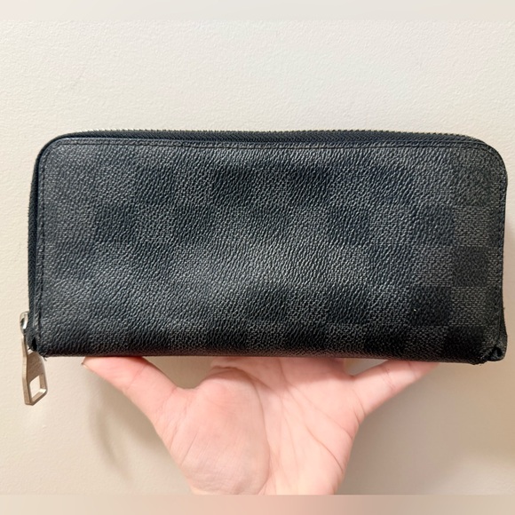 Louis Vuitton Handbags - Authentic Louis Vuitton - Damier Graphite Zippy Wallet